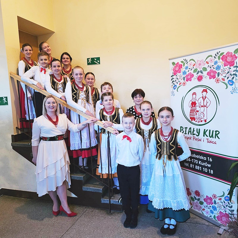 Szkoła Podstawowa w Kurowie - Występ Zespołu Pieśni i Tańca "Biały Kur ...